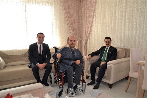 Kaymakamımız Sayın Nurullah Cemil Erciyas Selime Beldesinde ikamet eden Semih Çar'ı ve ailesini evinde ziyaret etti.