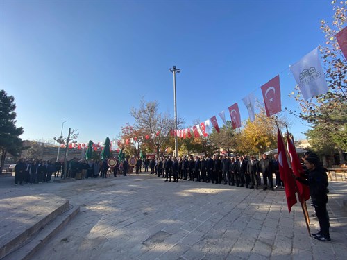 ` 10 Kasım  Atatürk’ü Anma Günü  ‘ vesilesi ile ilçemiz çarşı meydanında `çelenk sunma ‘ programı gerçekleştirdi. 